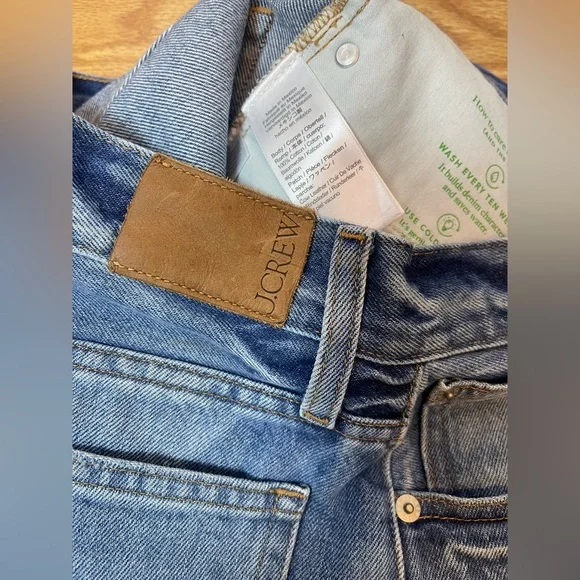 J.Crew Relaxed Jean Shorts in a medium wash with a frayed hem Size 26 - Picture 8 of 8